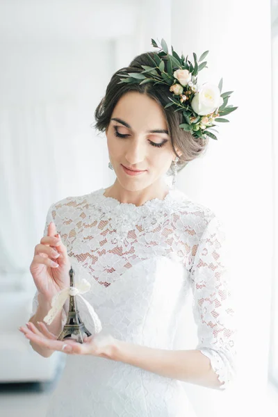 Mooie gelukkig jonge bruid bruidegom te wachten. — Stockfoto