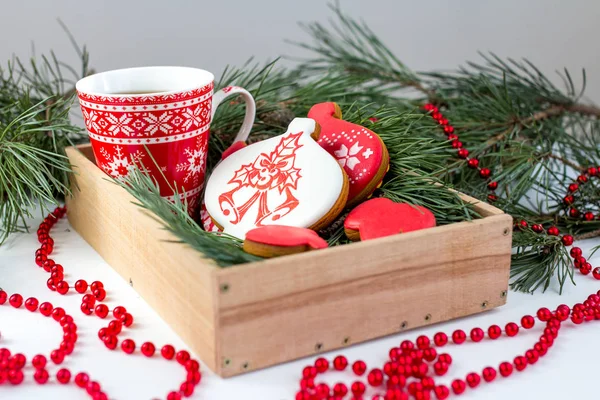 Biscuits au gingembre et une tasse de thé sur la table avec des branches de s — Photo