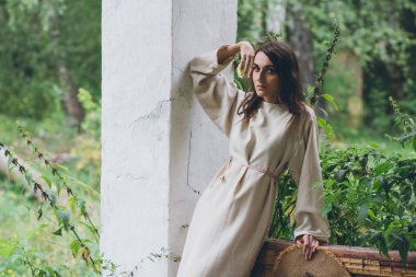 Eski evin verandada kız