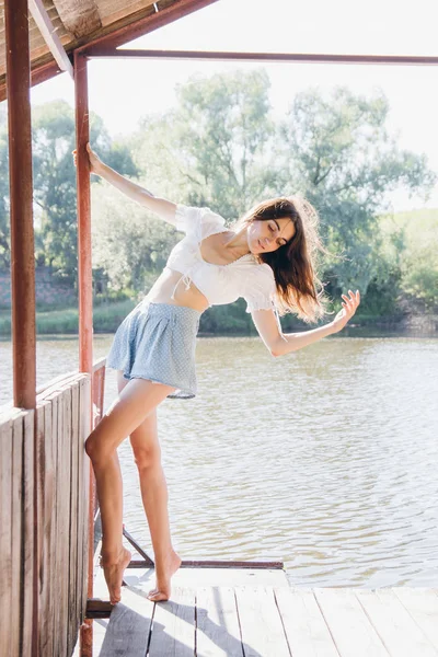 Çardak göl kenarında güzel kız 