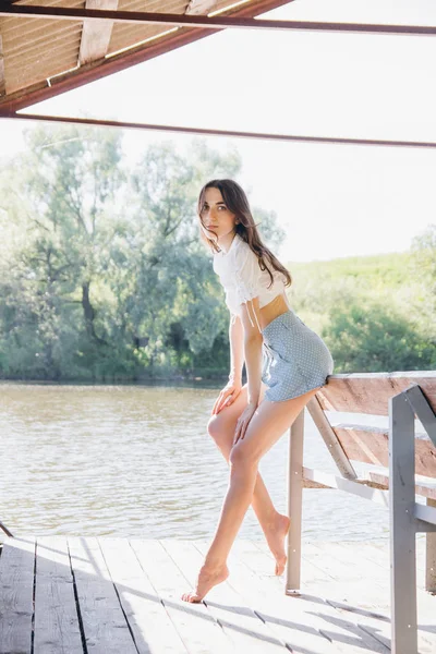 호수에 전망대에서 아름 다운 소녀 — 스톡 사진