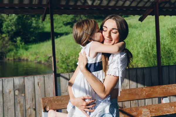 Filha abraçando mãe — Fotografia de Stock