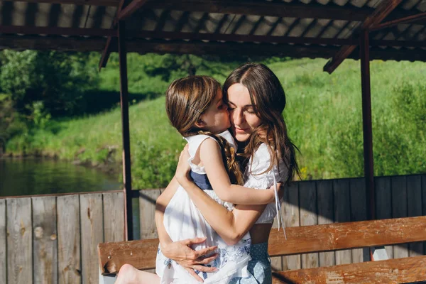 Filha abraçando mãe — Fotografia de Stock