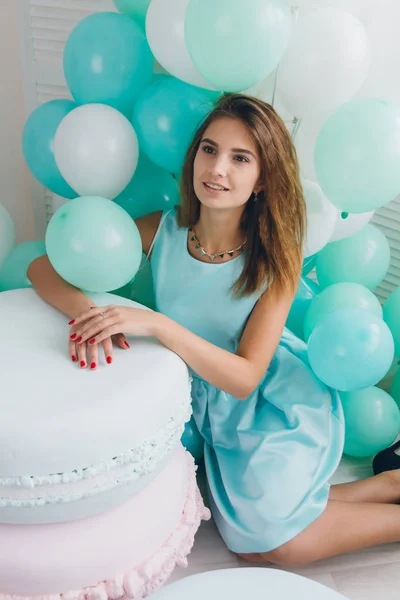 Dziewczyna w turkusowa sukienka z balonów — Zdjęcie stockowe