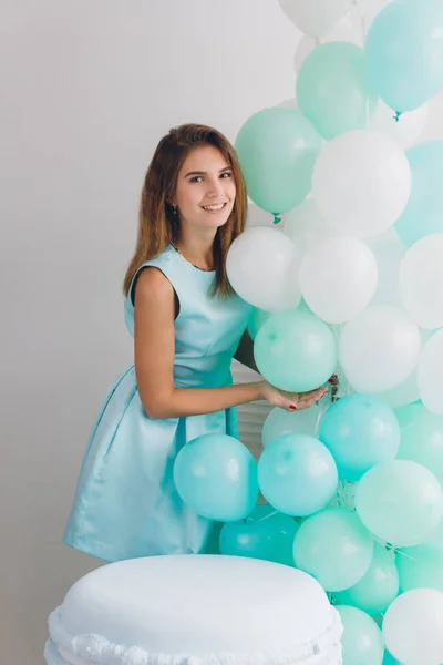 Dziewczyna w turkusowa sukienka z balonów — Zdjęcie stockowe
