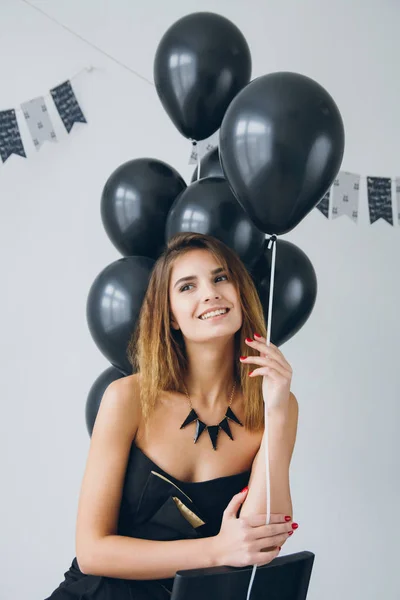 Dziewczyna w czarnej sukience z czarnym balony — Zdjęcie stockowe