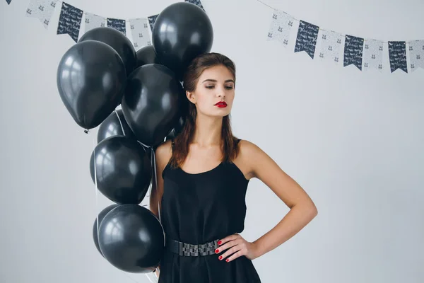 Dziewczyna w czarnej sukience z czarnym balony — Zdjęcie stockowe