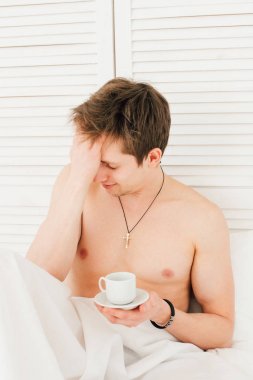 Adam yatakta kahvaltı kahve içme 