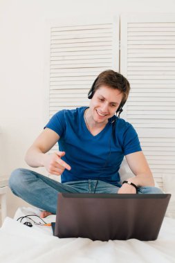 Video sohbet etmek yolu ile online konuşan adam 