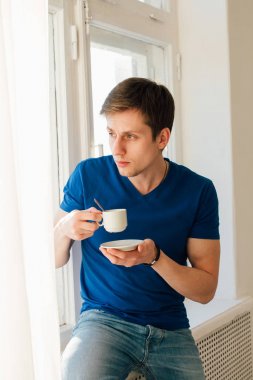Kahve pencereden dışarı bakarak içme adam