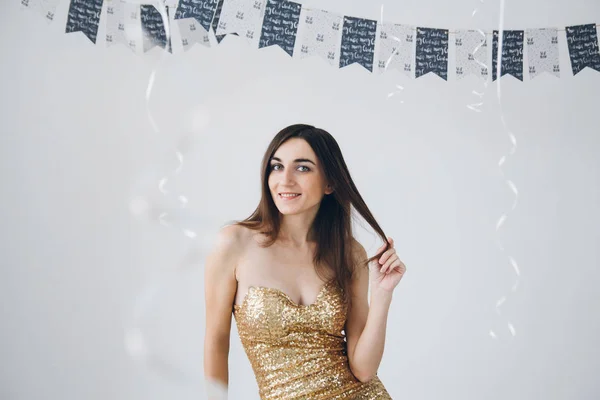 Menina em um vestido de ouro — Fotografia de Stock