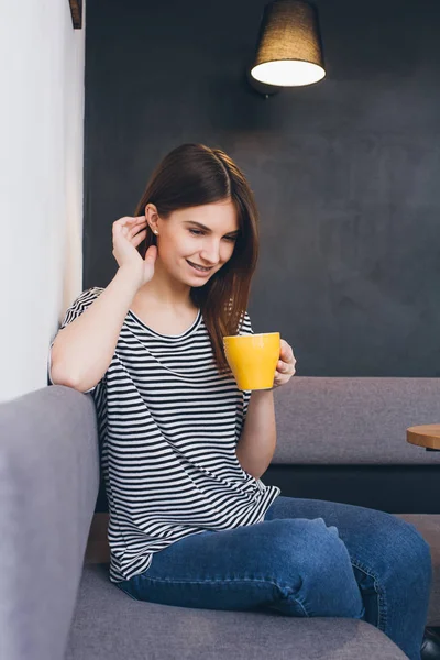 Девушка пьет кофе в кофейне — стоковое фото