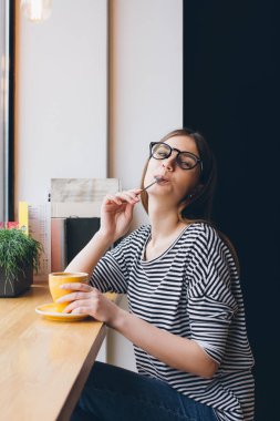 kahve içme gözlüklü kız 