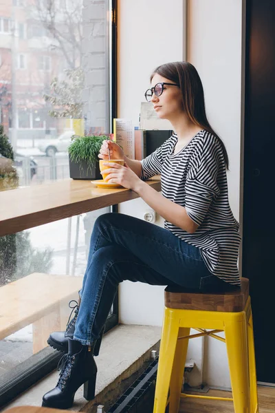 Dziewczyna w okularach picia kawy — Zdjęcie stockowe