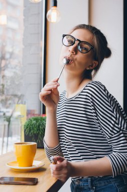 kahve içme gözlüklü kız 