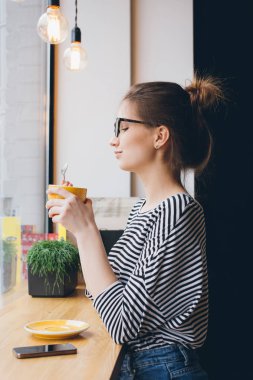 kahve içme gözlüklü kız 