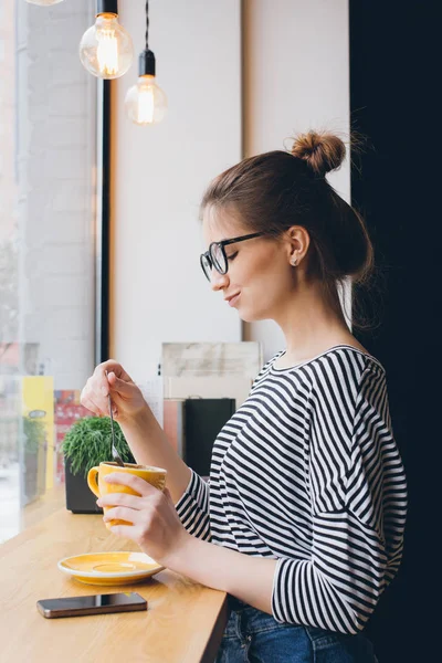 Dziewczyna w okularach picia kawy — Zdjęcie stockowe