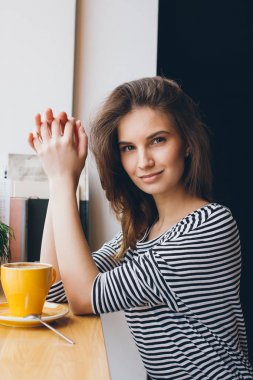 Bir kafede kahve içme kız