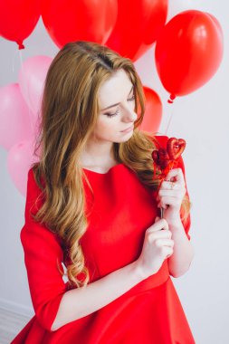 Bir kalp şeklinde Balonlu Kırmızı elbiseli kız