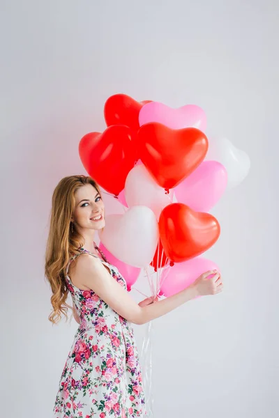 Dziewczyna w romantyczny sukienka z balony w kształcie serca — Zdjęcie stockowe
