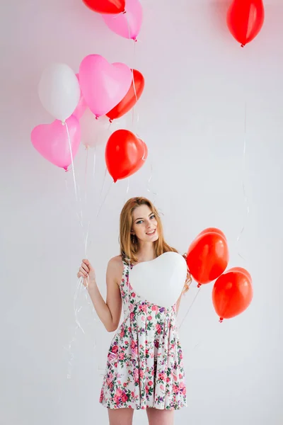 Chica en vestido romántico con globos en forma de corazón —  Fotos de Stock