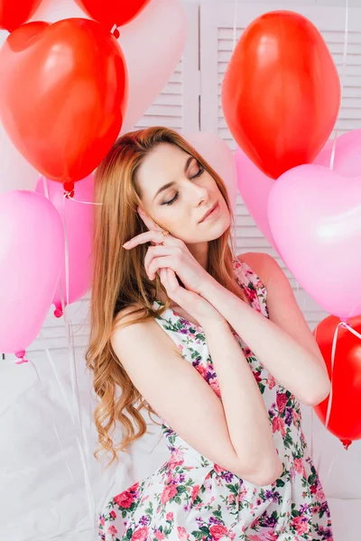 Bir kalp şeklinde balonlar ile romantik elbiseli kız — Stok fotoğraf