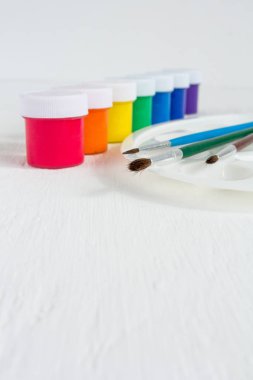 Boya, fırça ve palet