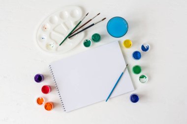 Boya, fırça, eskiz defteri