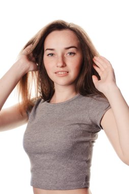 Genç güzel kız esmer stüdyoda portresi