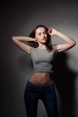 Genç güzel kız esmer stüdyoda portresi