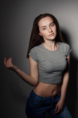 Genç güzel kız esmer stüdyoda portresi