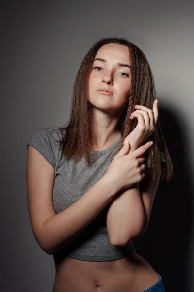 Retrato de jovem bela menina morena no estúdio — Fotografia de Stock