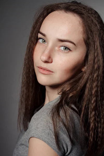 Retrato de jovem bela menina morena no estúdio — Fotografia de Stock