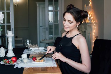 Waffle yaşam roo bir kahve masasıyla kadın kahvaltı