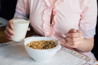 Bir kase müsli süt dökme