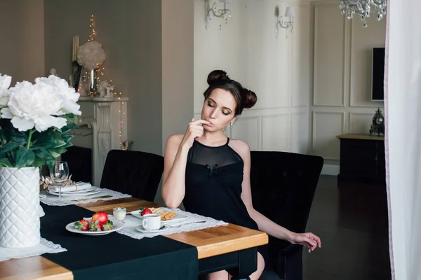 Woman Desayuno de gofres con una mesa de café en el salón — Foto de Stock