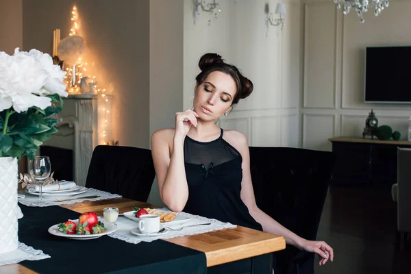 Woman Desayuno de gofres con una mesa de café en el salón — Foto de Stock