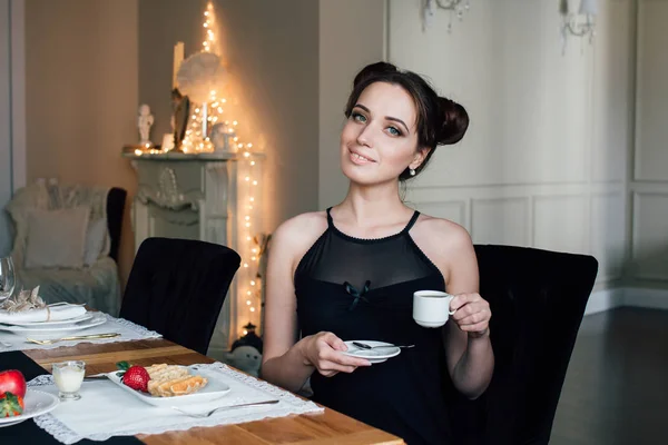 Kvinna frukost med våfflor med ett soffbord i den levande roo — Stockfoto