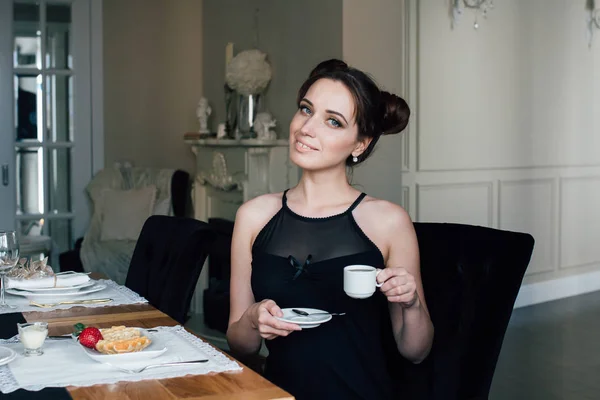 Śniadanie kobieta gofry z stolik w roo życia — Zdjęcie stockowe