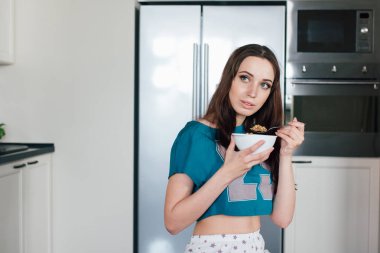 Genç kadın kahvaltılık yemek güzel