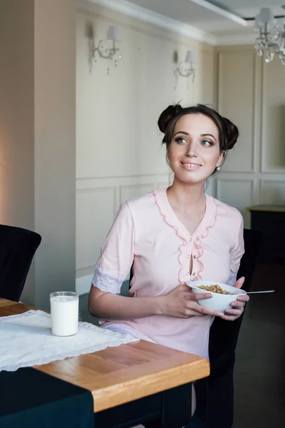 Kobieta o śniadanie ze zbóż i mleka z uśmiechem — Zdjęcie stockowe