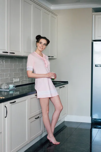 Kobieta w kuchni trzymając szklankę mleka — Zdjęcie stockowe