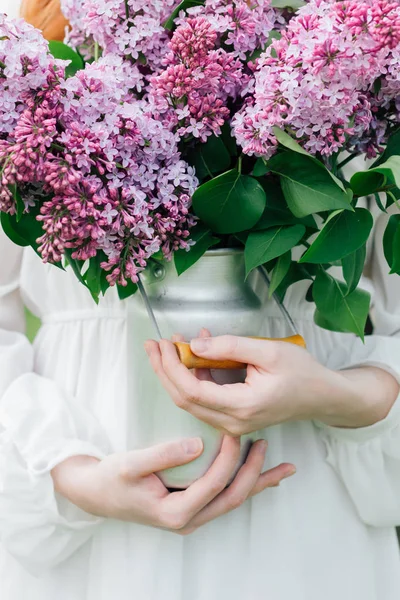 Ramo de lila en las manos de una mujer — Foto de Stock