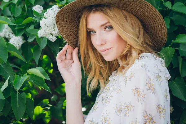 Eflatun çiçekler ilkbaharda sarışın kadınla