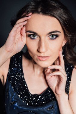 Karanlık bir arka plan üzerinde kadın portresi stüdyo