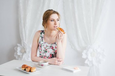 Çay ve taze kruvasanlar ev yapımı kahvaltı kadın
