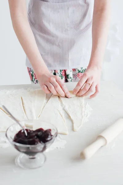 Молодая красивая женщина готовит домашние круассаны — стоковое фото