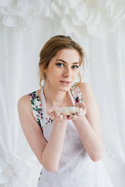 Jovem bela mulher preparando croissants caseiros — Fotografia de Stock