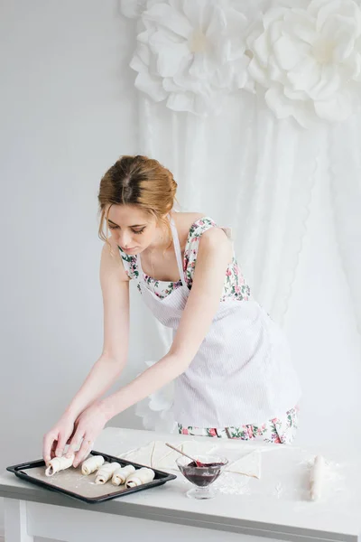 Młoda kobieta piękne przygotowanie domowe rogaliki — Zdjęcie stockowe