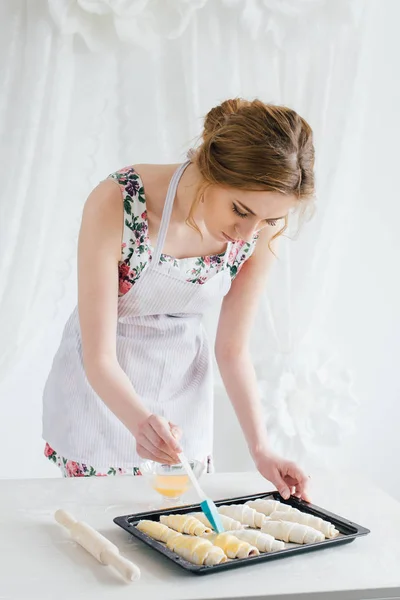 Młoda kobieta piękne przygotowanie domowe rogaliki — Zdjęcie stockowe